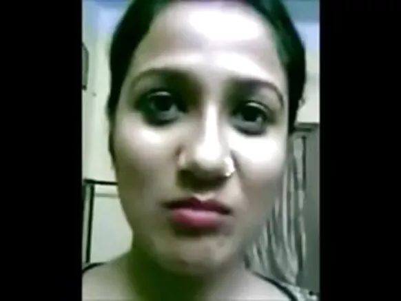 بڑی چوٹی والی ہندوستانی لڑکی کیمرے کے لیے سٹرپس - ہوم میڈ انڈیا