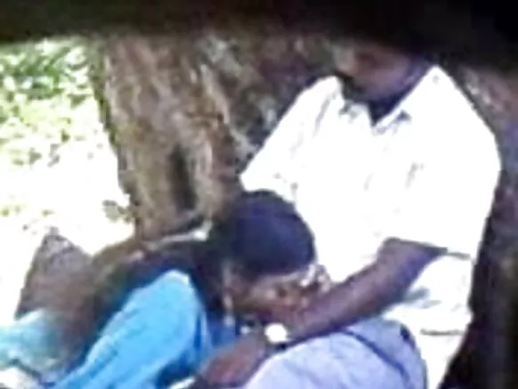 انڈین سیکسی فلم پارک میں لنڈ چوسنا
