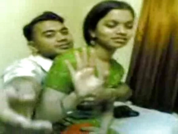 ہندوستانی جوڑے کے نئے سال کی گرم ویڈیو - سانجھ کی طرف سے سیکسی ہندی فلم کھولیں۔