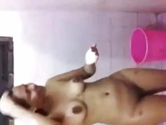 خوبصورت ہندوستانی لڑکی باتھ روم میں ایک دوست تمل کے ساتھ اپنی ناقابل یقین سیکسی فلم دکھاتی ہے۔