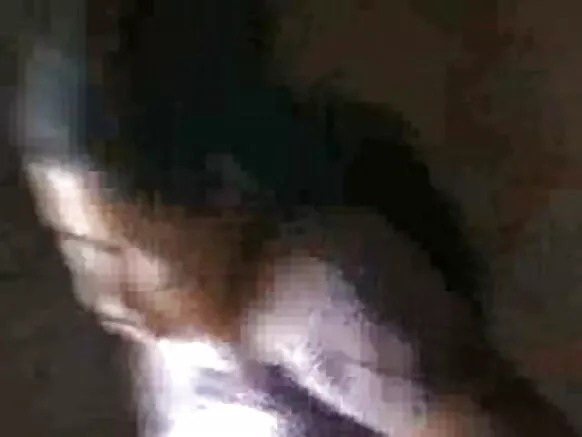 گرم انڈین آنٹی اپنے مطمئن کلائنٹ کو مطمئن کرنے کی کوشش کرتی ہیں - III