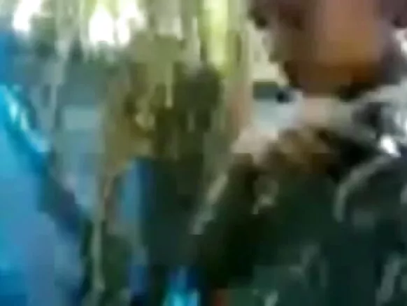گرم انڈین آنٹی مالو نہاتے ہوئے اپنے چھاتی دکھا رہی ہیں۔