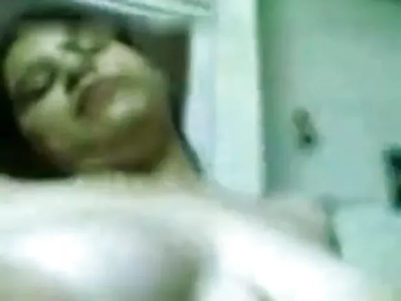 دیسی انڈیا گورڈا آنٹی ننگی ہو گئی۔