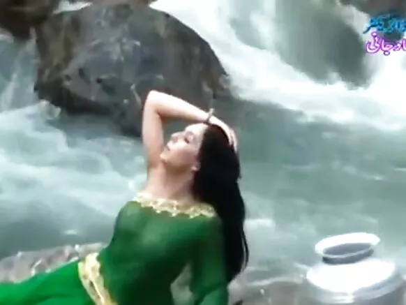 دیسی لڑکی سیکسی فلم دیسی ساڑی گیلی شفاف چھاتی دکھا رہی ہے..تو گرم