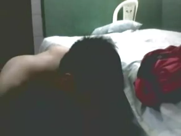 آنٹی انڈیا ایک نوجوان کو چود رہی ہے۔