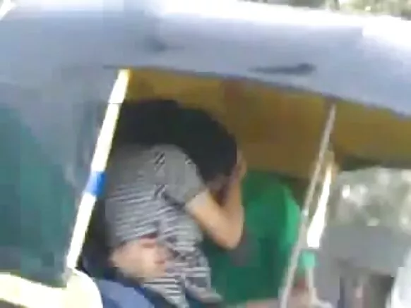 دیسی بوسہ انگور کی سیکسی فلم آٹو رکشہ