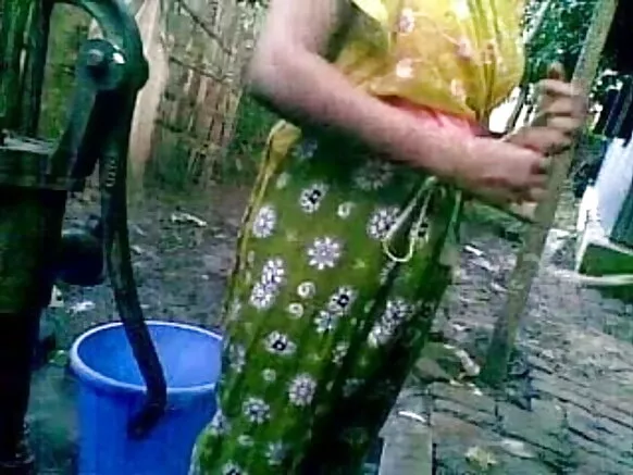 دیسی الدینا نے عوام میں نہاتے ہوئے بڑی چھاتیوں کے ساتھ ایک سیکسی ویڈیو بنائی