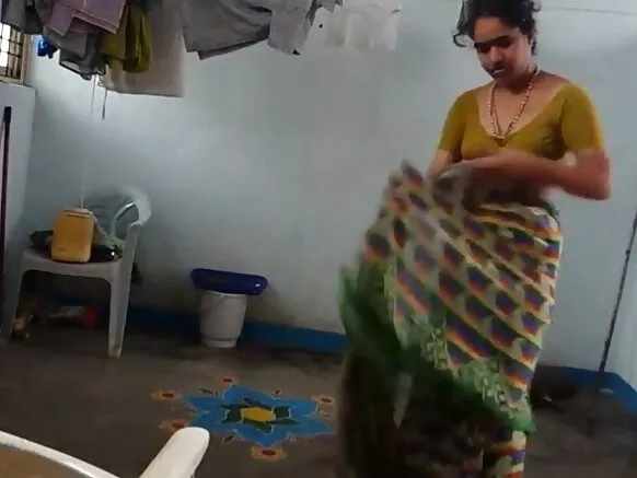 دیسی سیکسی شو شو بالوں والی دھوری کے ساتھ دیسی غسل ساڑھی باتھ روم کے بعد استعمال کرتی ہے۔