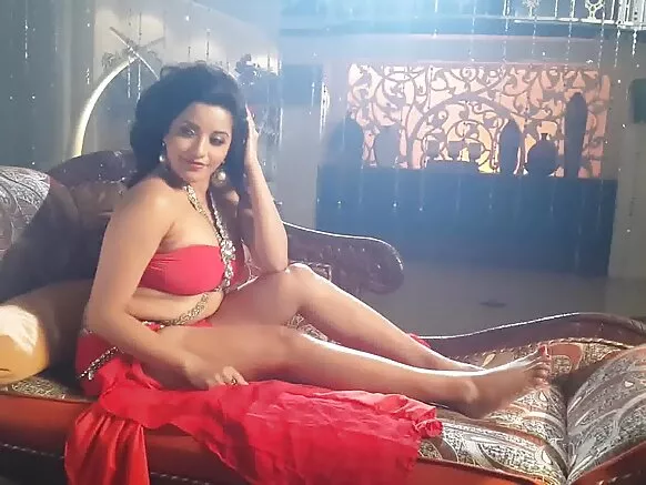 کوئی، براہ کرم بالی ووڈ لاوا اینڈ فال سے مونالیسا کی سیکسی فلم بنائیں۔