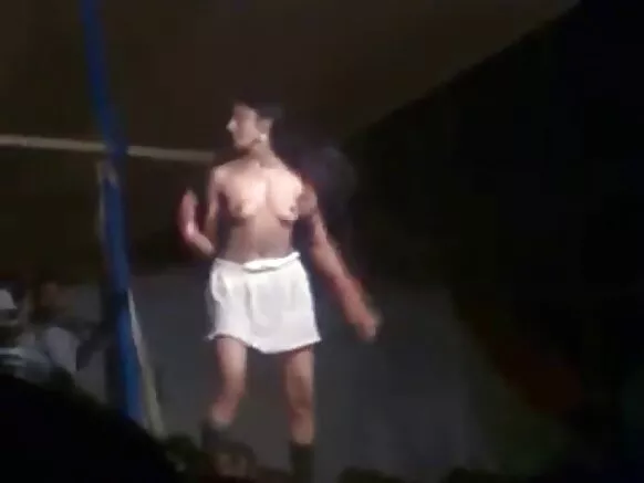 انڈین لڑکی سیکسی مووی سیکسی پٹی ڈانس گرل شو عوام میں