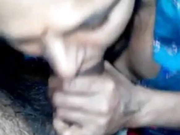 دیسی آنٹی نے پڑوسی ہندی کو سیکسی مووی فوٹو دیتے ہوئے