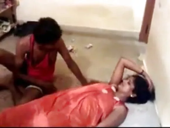 انڈیا کورنوڈو بیوی کو چودنے کا مزہ لے رہا ہے اس کی بیوی کو چودنے والے لڑکے hindi sexy movie photo