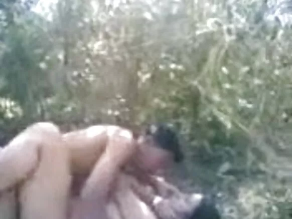 شمالی بھارت سے آنٹی ٹیٹونا اپنے بوائے فرینڈ کو چود رہی ہے۔