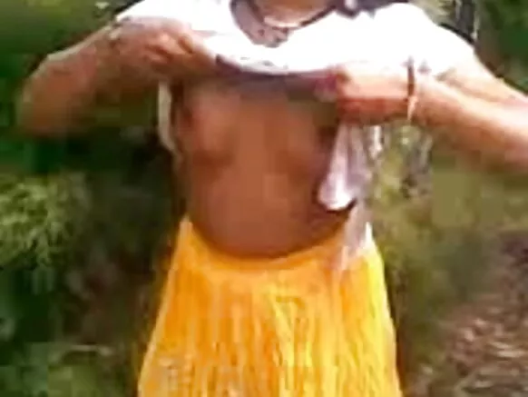 لڑکی دیسی لڑکوں کے ساتھ جنگل میں ٹہلتی tamil sexy movie