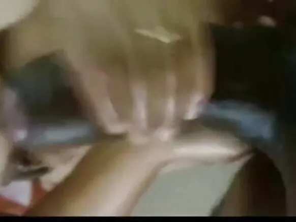 دیسی ہندی سیکس تصویر بیوی نے ایک ہی بیڈ روم کے بیڈ پر شیئر کی۔