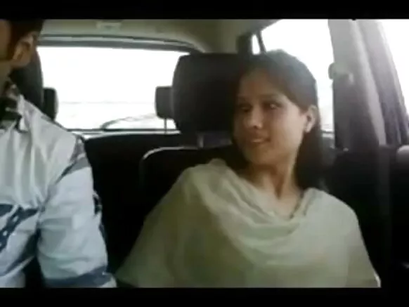 شمالی ہندوستان سے تعلق رکھنے والے نوجوان جوڑے کی کار میں لطف اندوز ہونے کی تصویر حصہ I