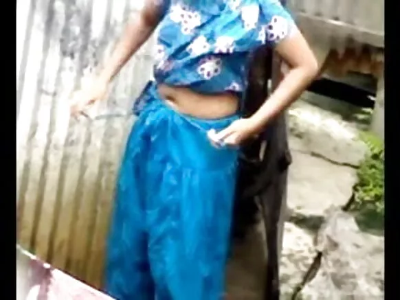 دیسی لڑکی نہاتے ہوئے انگلش فوٹو سیکسی لڑکی کو باہر دکھاتا ہے۔