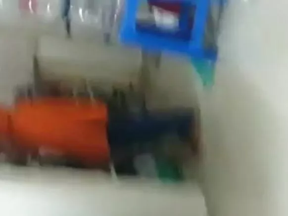 چیف ایک پرانی سیکسی فلم میں نوکرانی کو مرغ دکھاتا ہے۔