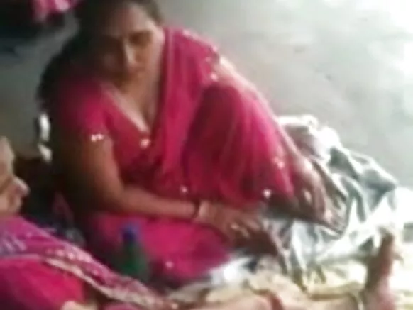 Busty انڈین MILF ایک busty ٹرین اسٹیشن پر 2(o)(o) سیکسی bp ویڈیو