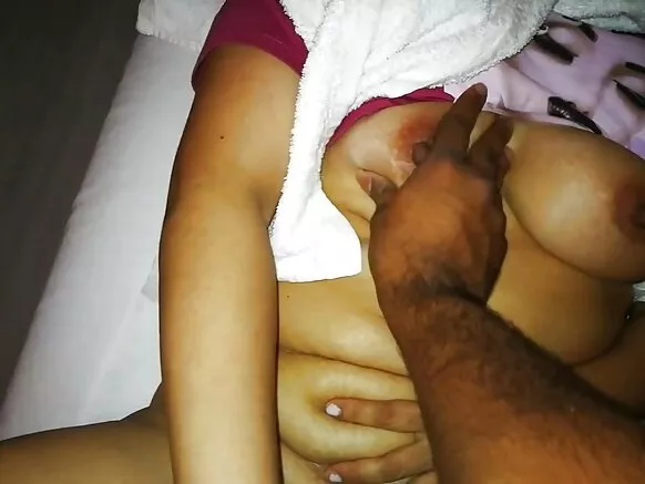 ہندوستانی خاتون اپنے ہاتھ سے تنکے کا مالش کر رہی ہے۔