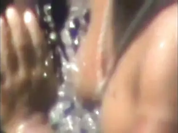 بھارتی شہر کی خواتین موبائل میں ننگی نہاتے پکڑی گئی hindi movie sexy