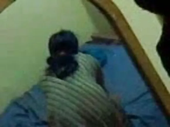 دیسی آنٹی hindi hd sexy movie آنٹی کا اپنے شوہر کے ساتھ چپکے سے سیکس کرنے کی ویڈیو پکڑی گئی۔