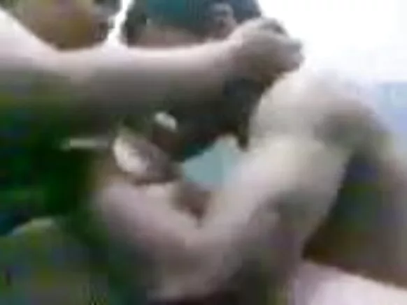 بھارتی جوڑے کی سیکسی فلم نیو انڈیا دیکھنے کے لیے