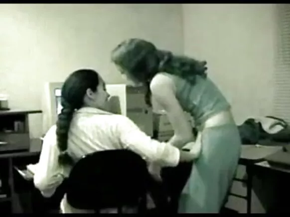 لنڈا ہم جنس پرست بھارتی نوجوان کی بلی چاٹ رہا ہے، ڈر ہے کہ وہ پھنس جائے گا movie video sexy
