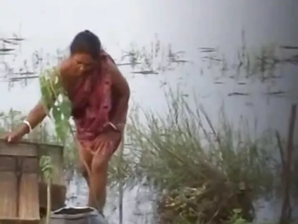 آنٹی بلاؤز کے بغیر چھاتی دکھا رہی ہے سیکسی ہندی فلم چھاتی دکھا رہی ہے 2