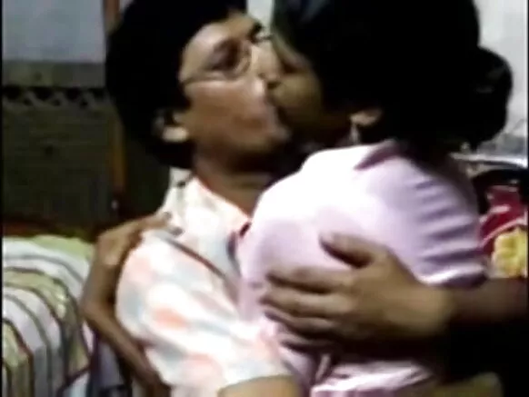ساؤتھ انڈین ہیڈ ہالی ووڈ کے سیکسی ہندی مائن ہوٹل میں اپنی نوکرانی سے لطف اندوز ہو رہے ہیں۔