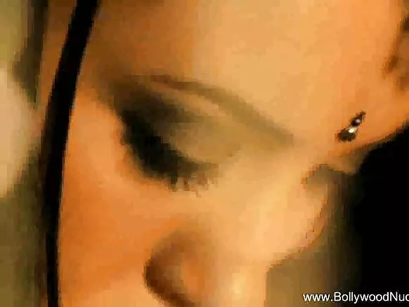 Beautiful sexy naked hindi full video عورت کا خوبصورت ننگا انکشاف ہوا ہے۔
