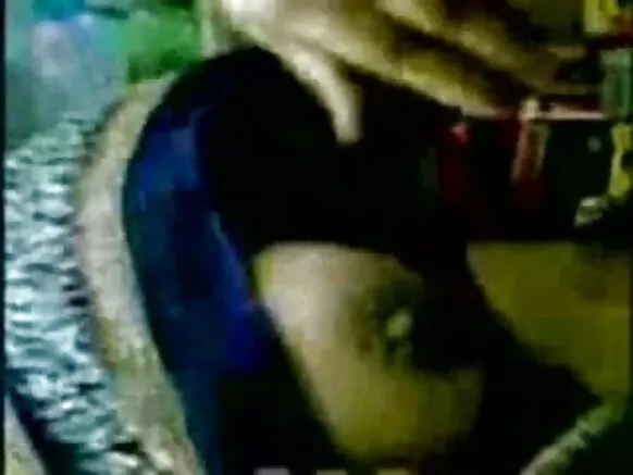 ہندوستانی آنٹی میلو کی بڑی چھاتیوں کی سیکسی نیلی تصویر والی ویڈیو اپنے بوائے فرینڈ کو سپر مارکیٹ میں دکھا رہی ہے