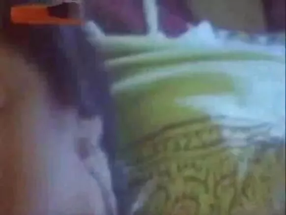 آنٹی انڈیا ہاٹ ہوٹل کی سیکسی فوٹو مووی میں اپنے کلائنٹ کو مطمئن کرنے کی کوشش کرتی ہے۔