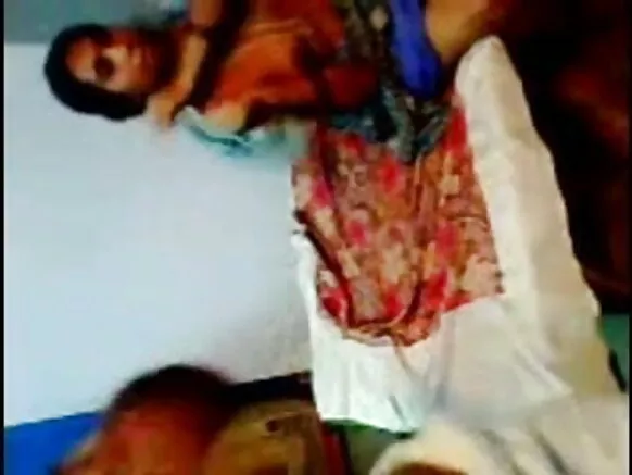 دیسی بیوی نے میری بیوی کو شوہر کے دوست سے چدوایا سیکسی bhojpuri movie