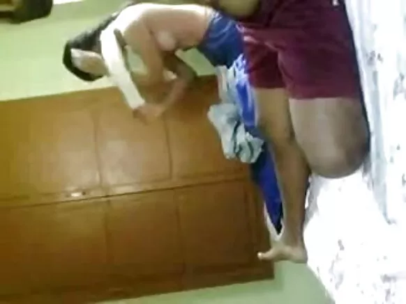 شمالی ہندوستان کی یونیورسٹی لڑکی اپنے بوائے فرینڈ کے کمرے میں کپڑے اتارنے کا مزہ لے رہی ہے - II سیکسی سیکسی مووی شو گرلز کالج