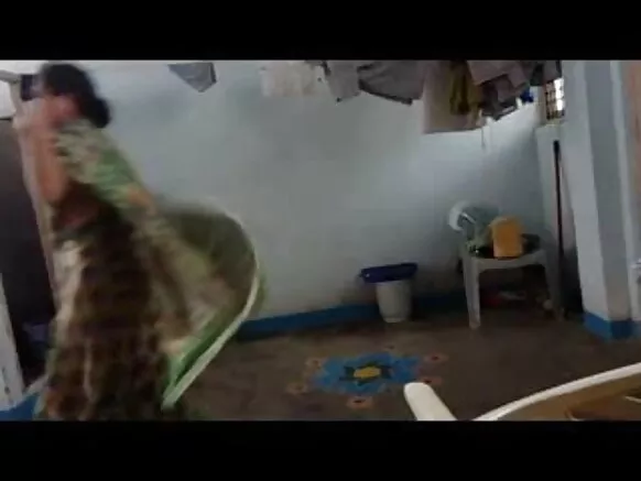 آنٹی انڈیا انڈین انگلش میں سیکسی ویڈیو مووی پہنتے ہوئے پکڑی گئی۔