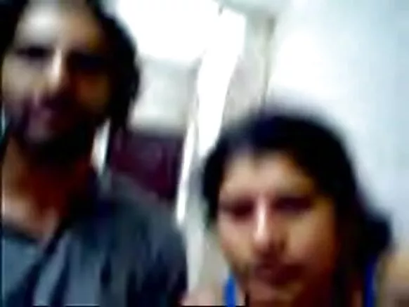جوڑے کو سیکسی دیسی فلم دیکھنے کے لیے ویب کیم پر پرفارم کرنا پسند ہے۔
